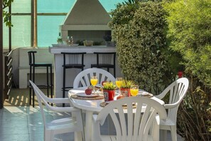 Outdoor dining - Protaras Lemon Tree Villa (Paralimni)