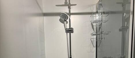 シャワー、ヘアドライヤー、ビデ、タオル