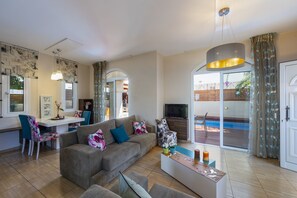 Villa | Área de sala de estar | Televisión de pantalla plana 