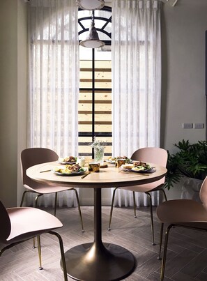 Free daily cooked-to-order breakfast 