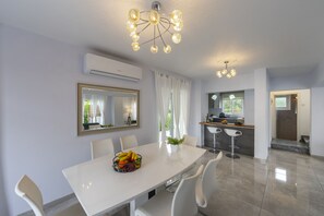 In-room dining - Protaras Villa Juliet (Paralimni)