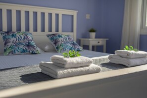 3 bedrooms, in-room safe, soundproofing, iron/ironing board - Protaras Villa Juliet (Paralimni)
