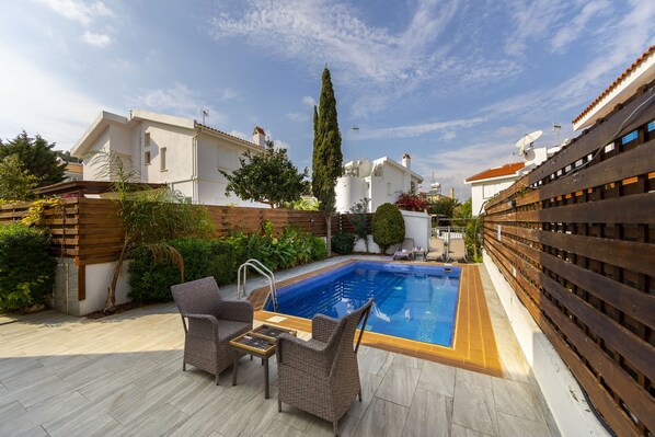 Outdoor pool, pool loungers - Protaras Villa Juliet (Paralimni)