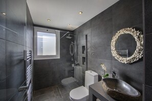 Vila | Kamar mandi | Shower, pengering rambut, sandal, dan handuk