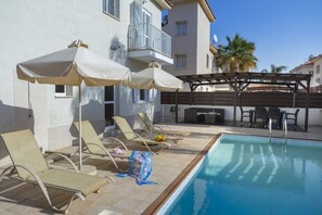 Piscine extérieure, chaises longues
