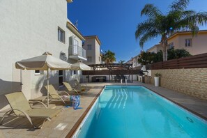 Piscina externa, espreguiçadeiras