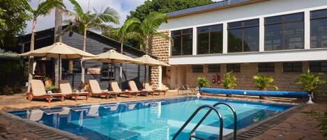 Piscine extérieure, parasols de plage, chaises longues