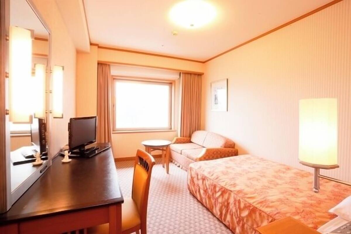 WiFi (free), bed sheets