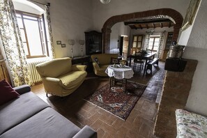 Fernseher, Kamin, Tischtennisplatte