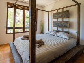 2 bedrooms, iron/ironing board, WiFi