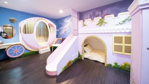 Quadruple Room Must to Check in Before 5 PM | Desk, WiFi (free), individually decorated, individually furnished - Fairytale House (Tainan)