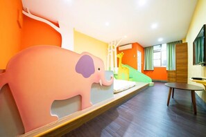 Habitación familiar | Decoración personalizada, muebles diferentes, escritorio y wifi gratis 