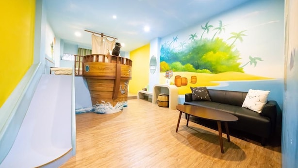 Comfort Quadruple Room Must to Check in Before 5 PM | Desk, WiFi (free), individually decorated, individually furnished - Fairytale House (Tainan)