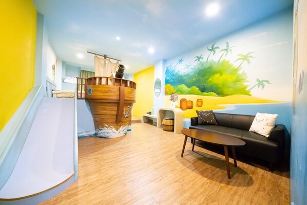 舒適四人房 務必在下午五點前完成check in | 獨特裝潢、布置獨特、書桌、免費無線上網