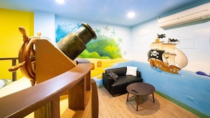 Comfort Quadruple Room Must to Check in Before 5 PM | Desk, WiFi (free), individually decorated, individually furnished - Fairytale House (Tainan)