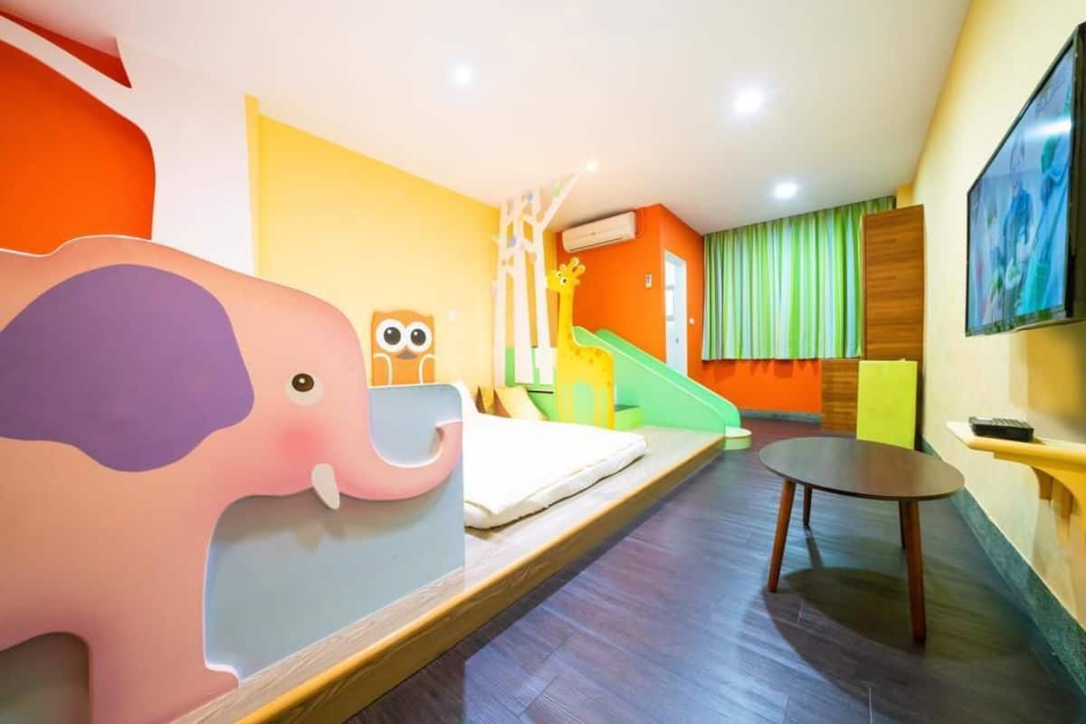 Comfort Family Room Must to Check in Before 5 PM | Individually decorated, individually furnished, desk, free WiFi