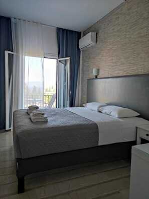 Comfort tweepersoonskamer | Een minibar, een strijkplank/strijkijzer, gratis wifi, beddengoed