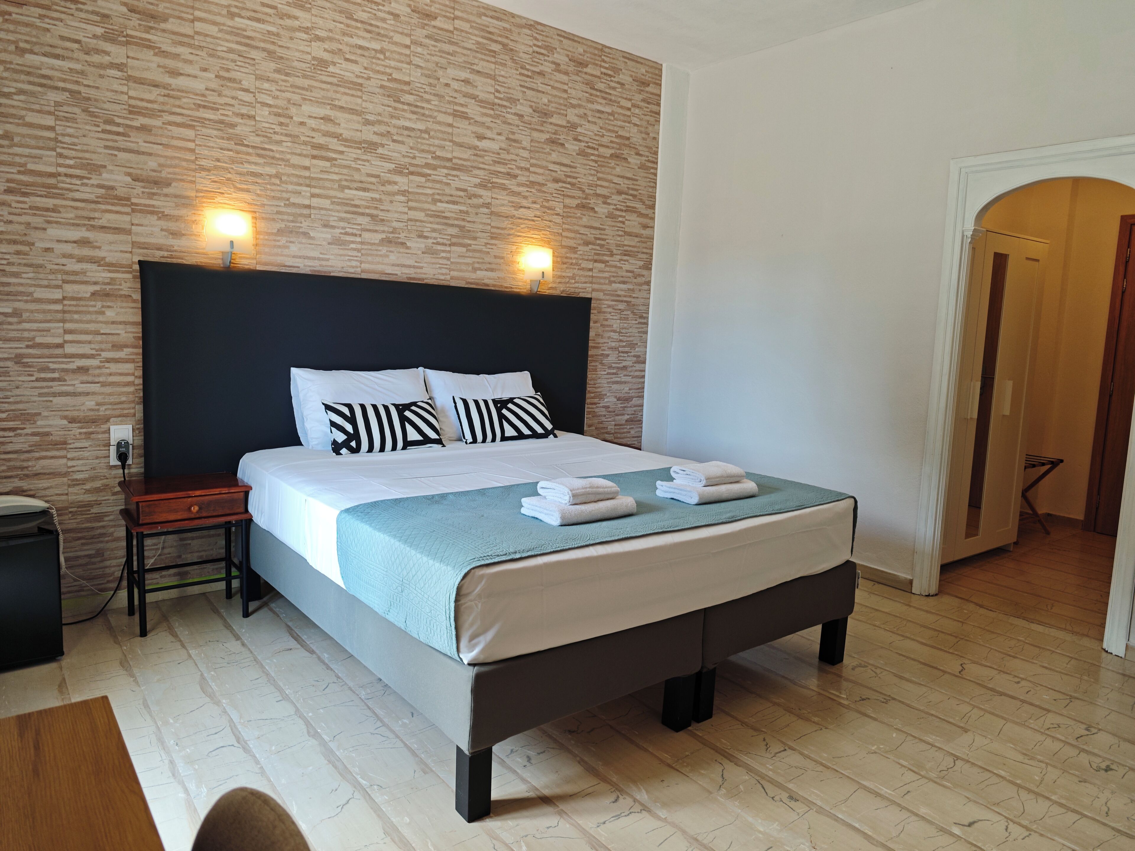 Minibar, iron/ironing board, free WiFi, bed sheets