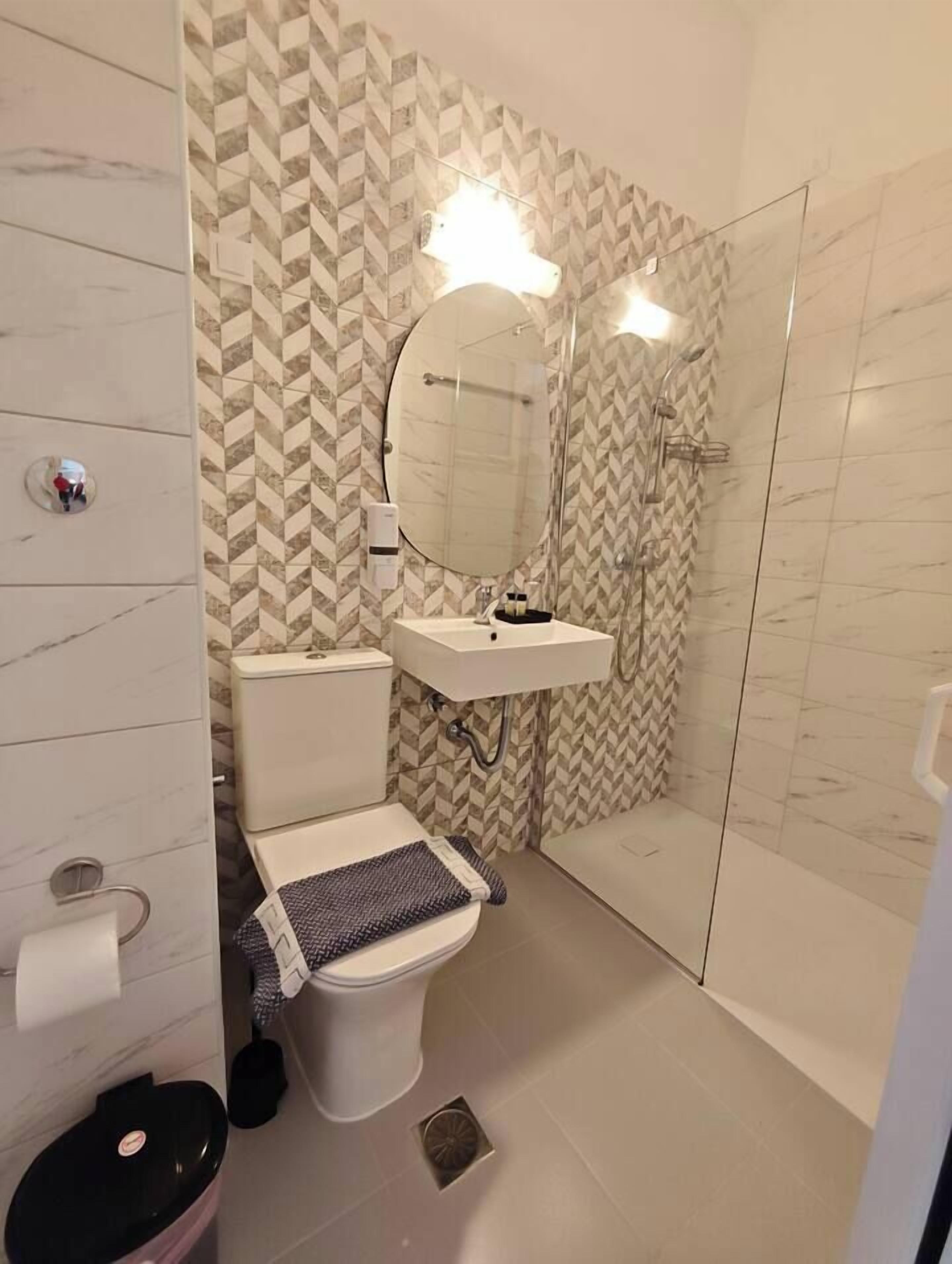 Habitació doble econòmica, vistes al jardí | Minibar, planxa i posts de planxar, wifi gratuïta i roba de llit 