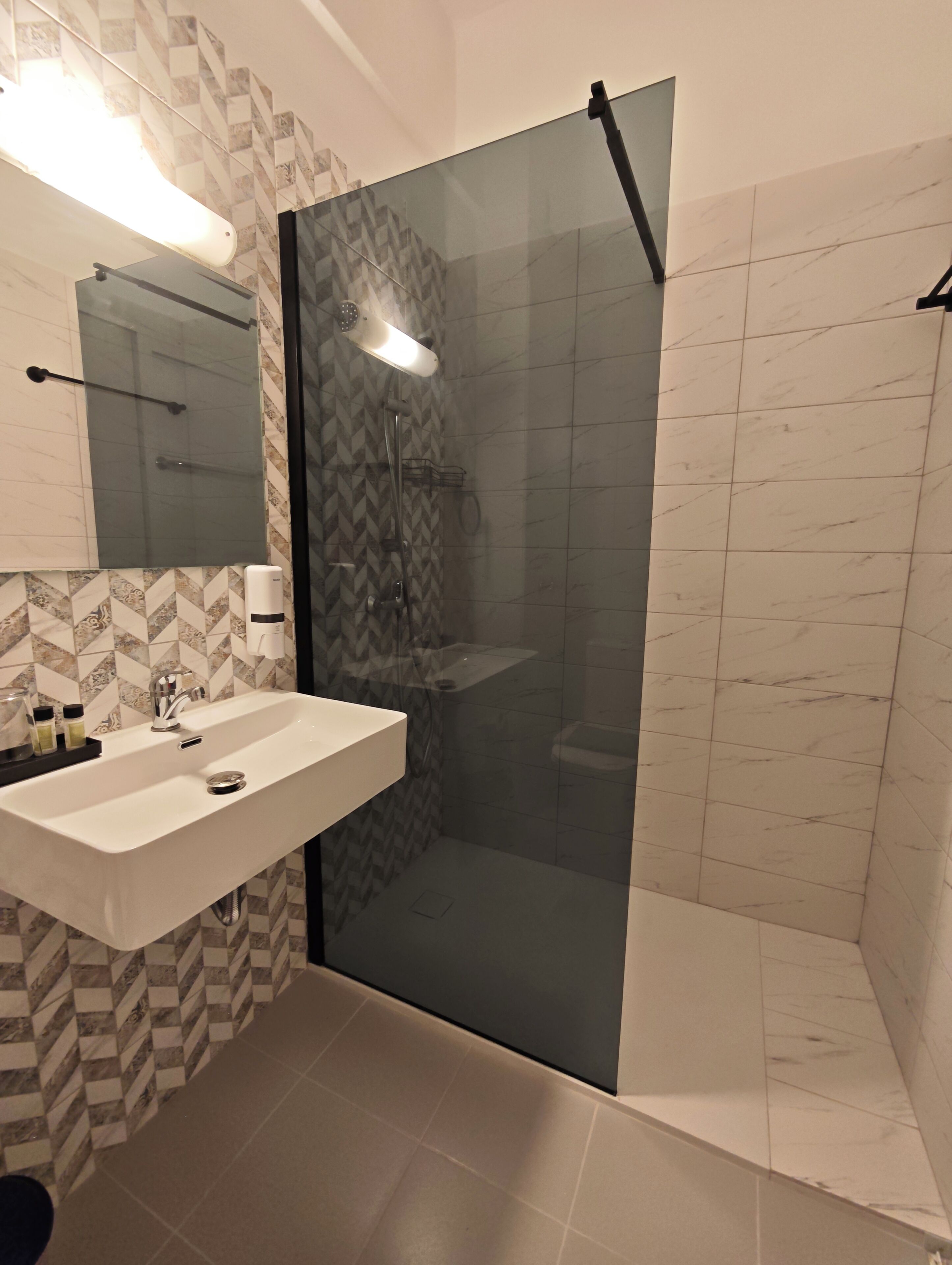 Habitación triple Confort | Minibar, tabla de planchar con plancha, wifi gratis y ropa de cama 