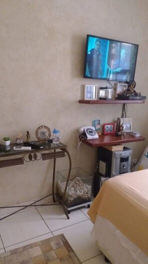 1 bedroom, iron/ironing board, WiFi, bed sheets - My little corner - one block from the beach. (Itararé)