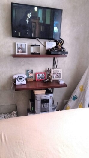 1 bedroom, iron/ironing board, WiFi, bed sheets - My little corner - one block from the beach. (Itararé)