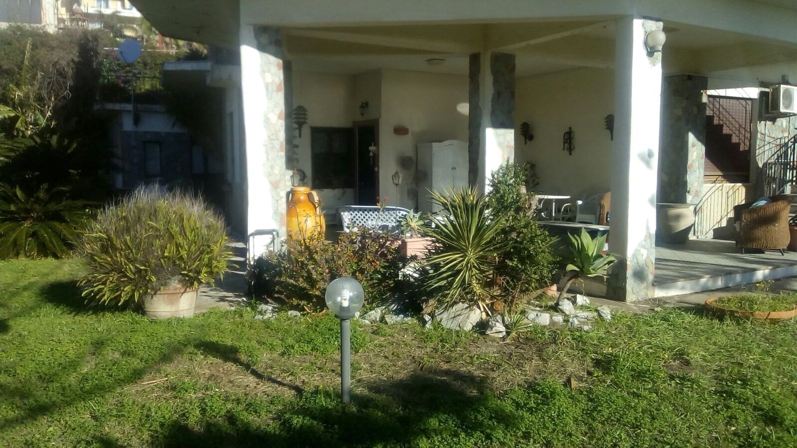 Villa on the strait, beautiful villa bordering the beach facing the sea