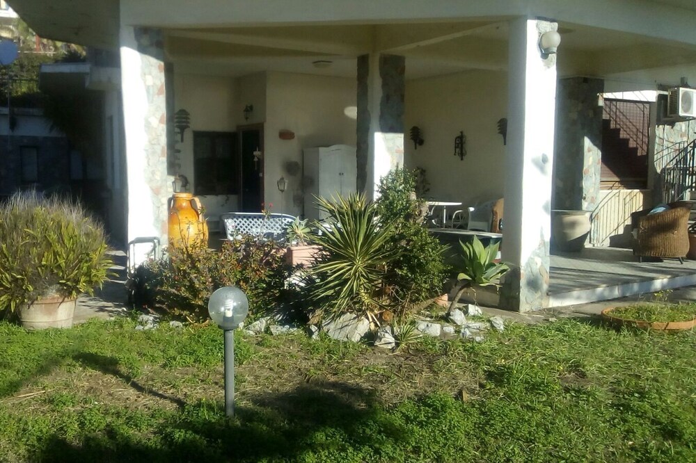 Villa on the strait, beautiful villa bordering the beach facing the sea