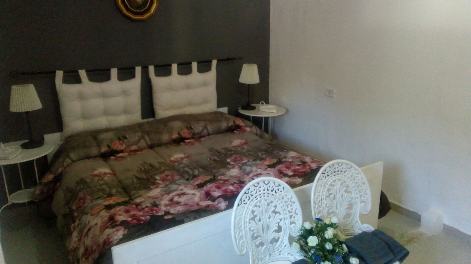 Villa on the strait, beautiful villa bordering the beach facing the sea