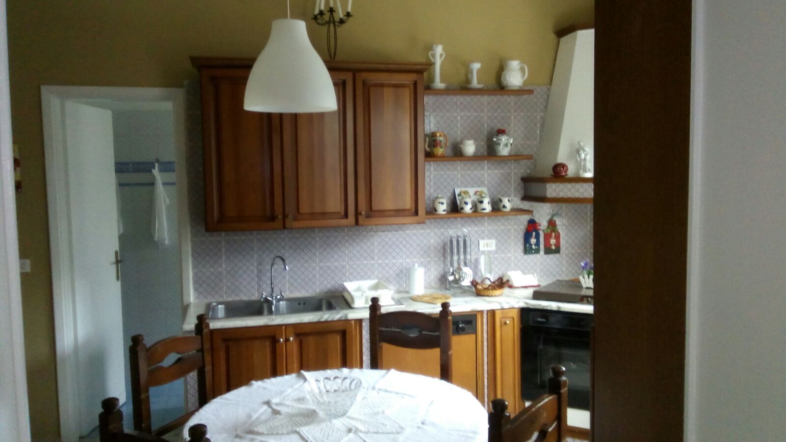 Villa on the strait, beautiful villa bordering the beach facing the sea