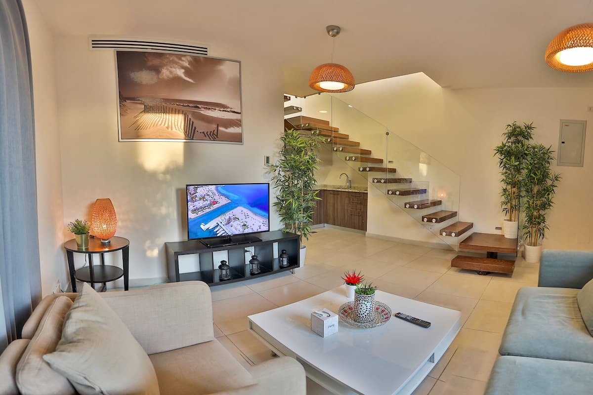 Duplex Cabana | Área de sala de estar | Smart TV de 43 pulgadas con canales vía satélite y televisión