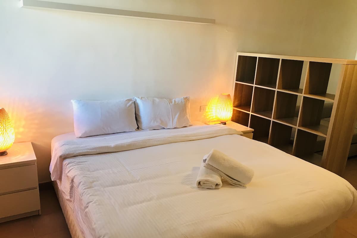 Lit avec matelas en mousse à mémoire, coffre-fort