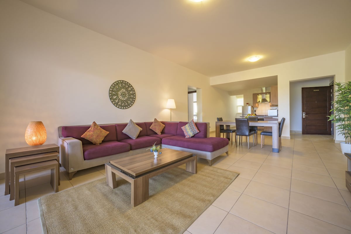 Two Bedroom Premier Apartment | Área de sala de estar | Smart TV de 43 pulgadas con canales vía satélite y televisión