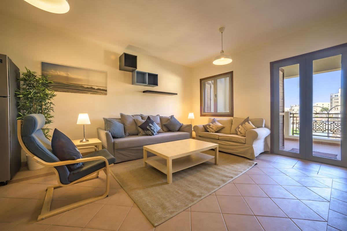 One Bedroom Premier Apartment | Área de sala de estar | Smart TV de 43 pulgadas con canales vía satélite y televisión