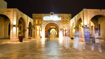 Daily cooked-to-order breakfast (JOD 10 per person)