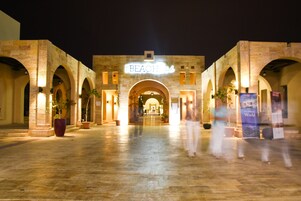 Daily cooked-to-order breakfast (JOD 10 per person)