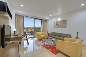 Suite | Coin séjour | Télévision à écran plat, table de tennis de table