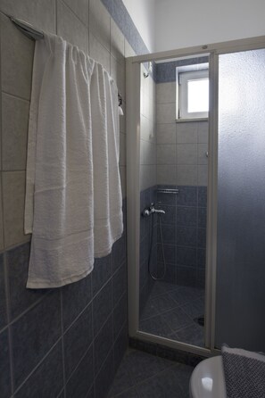 Duplex, Sea View | Bathroom | Shower, free toiletries, hair dryer, slippers