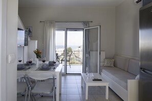 Toetasjesleilighet, sjøutsikt | Oppholdsområde | Smart-TV