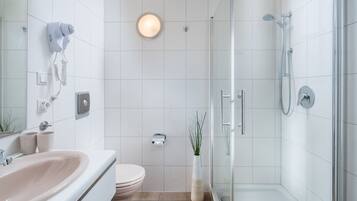 Dusche, kostenlose Toilettenartikel, Haartrockner, Handtücher