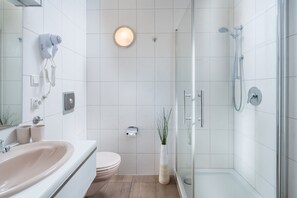 Ducha, artículos de higiene personal gratuitos y secador de pelo