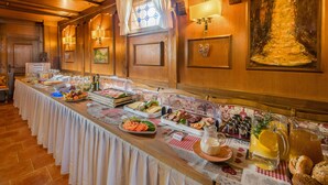 Una mesa de buffet con diversos alimentos y una jarras de limonada.