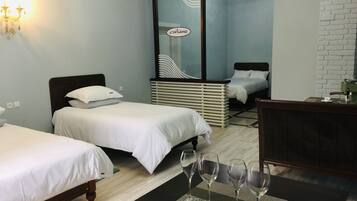 Habitación cuádruple familiar, varias camas | Ropa de cama de alta calidad y caja de seguridad en la habitación