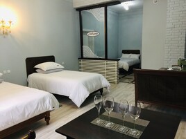 Phòng 4 dành cho gia đình, nhiều giường | Bộ đồ giường cao cấp, két bảo mật tại phòng, bàn, phòng cách âm 