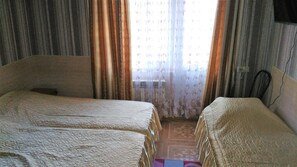 Kolmen hengen comfort-huone | 1 makuuhuone, työpöytä, silitysrauta/-lauta, vuodevaatteet