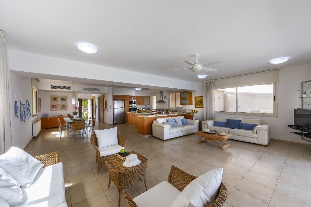 Villa, 5 habitaciones, alberca privada, frente al mar | Área de sala de estar | Televisión de pantalla plana y tenis de mesa 