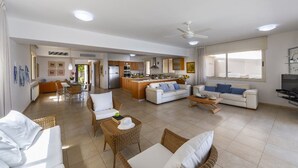 Villa, 5 Schlafzimmer, eigener Pool, Strandnähe | Wohnbereich | Flachbildfernseher, Tischtennisplatte