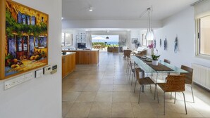 Villa, 5 Schlafzimmer, eigener Pool, Strandnähe | Essbereich im Zimmer