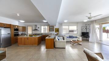 Villa, 5 habitaciones, alberca privada, frente al mar | Área de sala de estar | Televisión de pantalla plana y tenis de mesa
