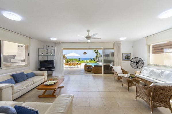 Villa, 5 Bedrooms, Private Pool, Beachfront | Living room